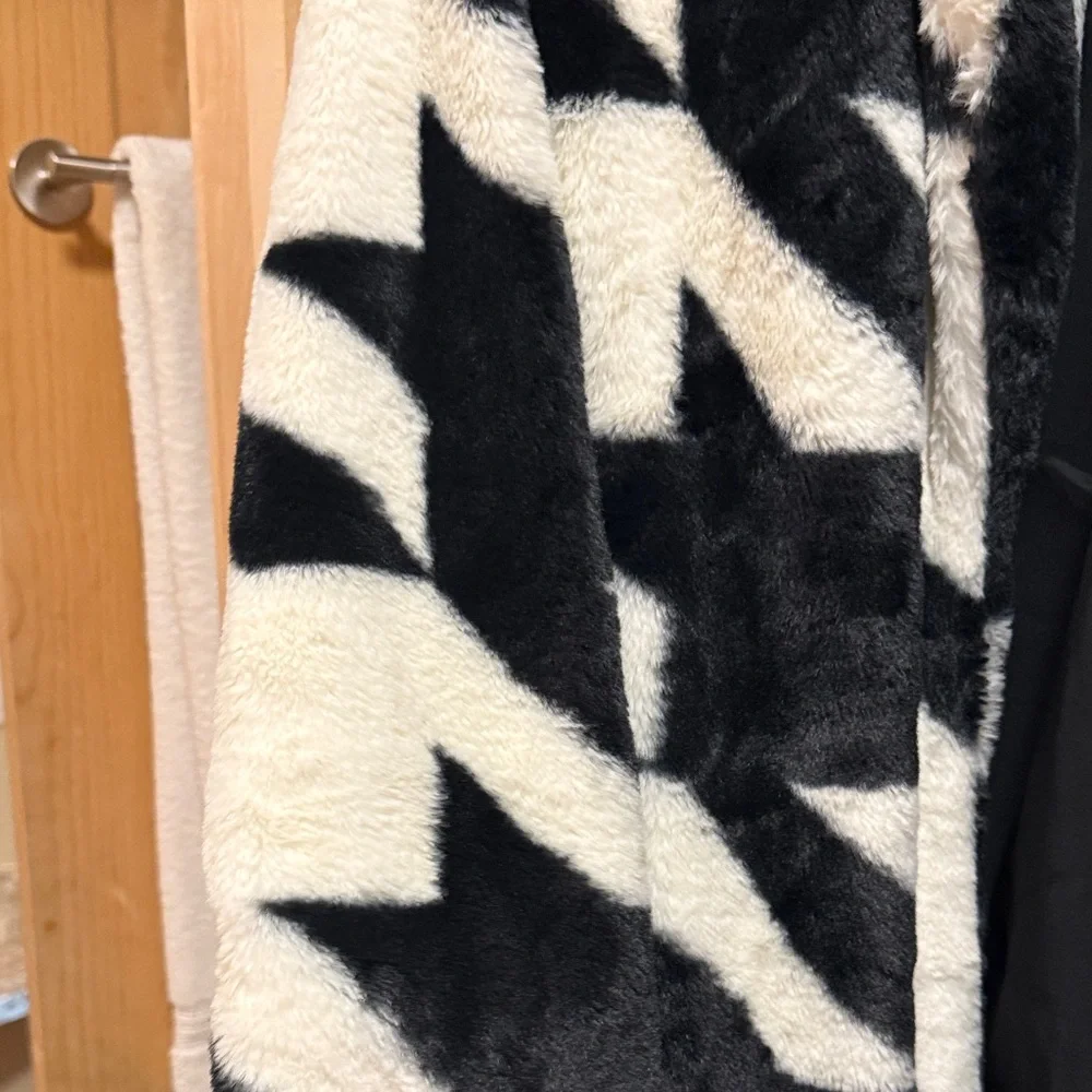 Chic Black and White Teddy Jacket - Picture 2 of 6